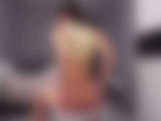 Live cam show with Delly - Bikini on StripNow
