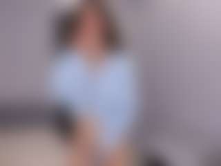 Live cam show with Delly - Natural on madthumbs