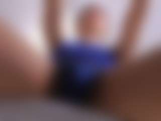Live cam show with Delly - Bikini on chickslive.net