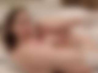 Live cam show with Your little bee - Polly - Public on Camsoda