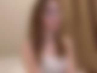 Live cam show with Your little bee - Polly - Living Room on Camsoda