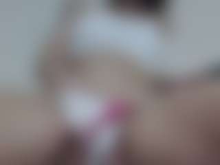 Live cam show with AnnaHotSquirt - Amateur on StripNow