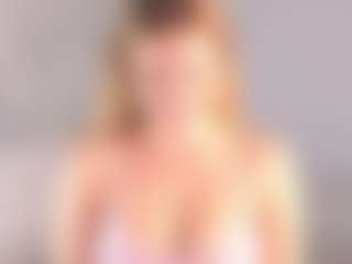 Live cam show with BlissEdge - Upskirt on livesuperchat.net