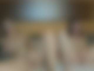 Live cam show with RoxySnowey - Teen (18+) on chickslive.net