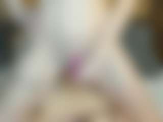 Live cam show with RoxySnowey - Petite on Camsoda
