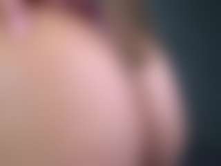 Live cam show with Isabella - Muscular on StripNow