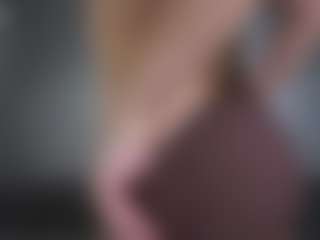 Live cam show with Isabella - Muscular on StripNow