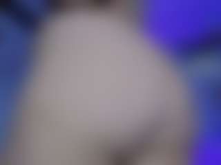 Live cam show with MeganColee - Blonde Hair MILF on CamwithHer