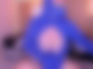 Live cam show with Cloe-adams - Petite on AdultVida.com
