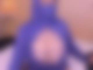 Live cam show with Cloe-adams - Shaved Pussy on CamwithHer