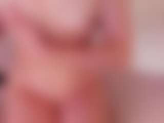 Live cam show with Kloe - Shaved Pussy on Camversity
