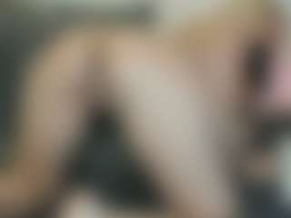 Live cam show with AdrianaRussow - Bedroom Mature on CamSodaAdn