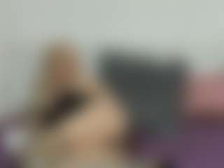 AdrianaRussow MILF webcam performer live streaming