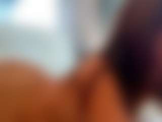 Live cam show with Caroline - Shaved Pussy on livesuperchat.net