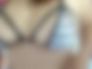 Live cam show with RebeccaMils - Brown Hair on AdultVida.com