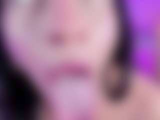 Live cam show with emili-clark - Lovense Petite on Camming Site