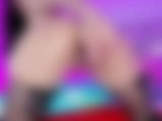 Live cam show with emili-clark - Skinny on Milfs Live
