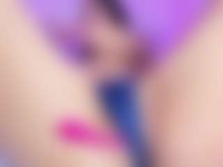 Live cam show with emili-clark - Fingers on PervPlay.com