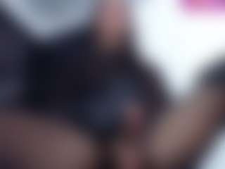 Live cam show with Amatiell - Average on StripNow
