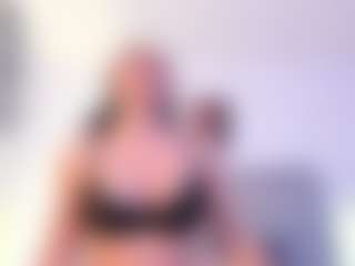 Live cam show with Danna Roberts - Athletic Cum on chickslive.net