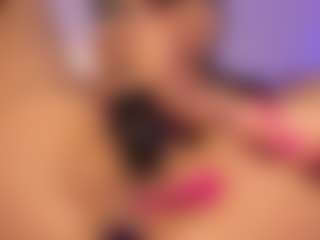 Live cam show with Emy Cross - Spank on AdultVida.com