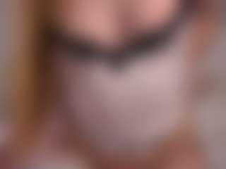 Live cam show with Ellie - Average on Dolls Live