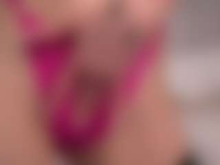 Live cam show with Ellie - Petite on Camsoda