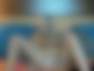 Live cam show with EmilyEclair - Living Room on sexylive.show