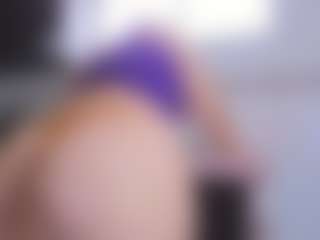 Live-Cam-Show mit Emma-evaa - Camel Toe auf Camsoda