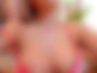 Live cam show with Bella-Posh - Kisses on CamwithHer