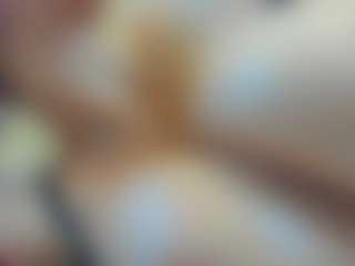 Live cam show with Bella-Posh - Shaved Pussy on Cam Slut