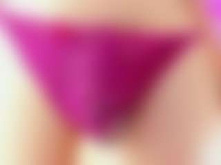 Live cam show with Sophie Luxe - No Smoking on friskycurves.com