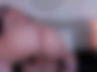 Live cam show with Megan Charles - Average on AdultVida.com