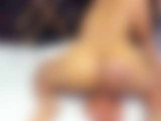 Live cam show with sara-tompsonn - Skinny on madthumbs