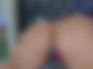 Live cam show with Franshesskaa - Shaved Pussy MILF on SpankPalCams