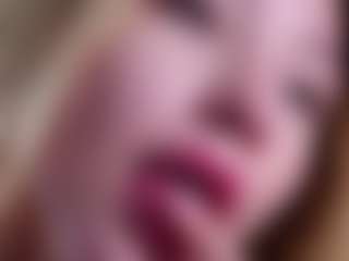 Live cam show with MaeBrowning - Bedroom on TottyGirls
