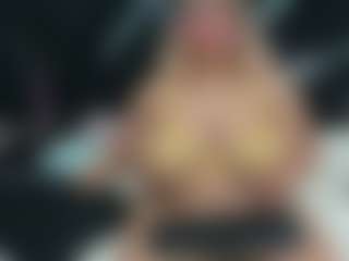 Live cam show with Oriana - Kisses on Camsoda