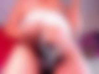 Live cam show with ZoeeMorettii - Cumshot on Chatstar