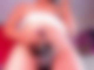 Live cam show with ZoeeMorettii - Cumshot on Uber Horny