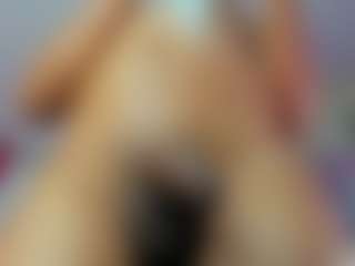 Show de cam en vivo con ZoeeMorettii - Average en Camsoda