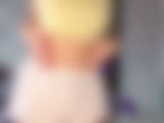 Live cam show with StacyWells - Petite on TeamSkeetLive