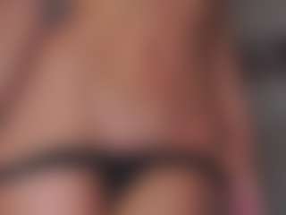 Live cam show with MoireHarbold - Upskirt on studioflirtlive.com