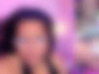 Live cam show with Mhia-Rey - Shaved Pussy on luckytryst.com