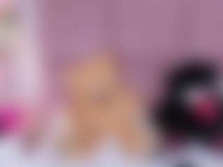 Live cam show with Amy - Cute on Livezox