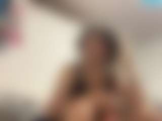 Live cam show with Zahra Bliss - Thick on AdultVida.com