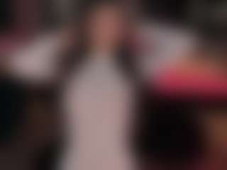 Live cam show with Sophie Houston - Skinny on milfzrlive.com