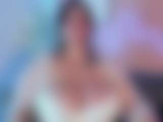 Live cam show with Karolinee - Average on Camming Site