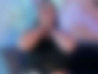 Live cam show with Karolinee - Public on madthumbs