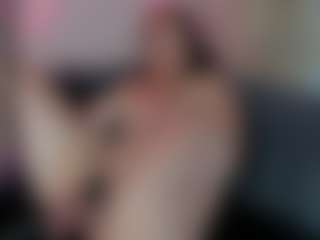 Live cam show with Karolinee - Strip Curvy on eurowanks.com