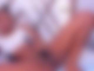 Live cam show with Averlie-Sterling - Ebony on CamwithHer | colombia